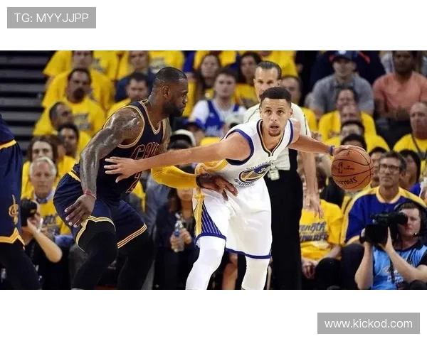 库里无球跑动提升三分效率拉开勇士进攻空间