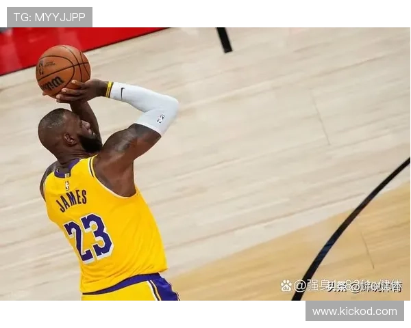 乔·约翰逊突破拉开防守空间提升球队关键时刻得分效率